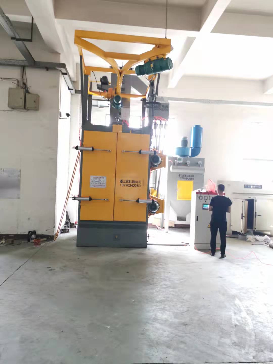 五金件單吊鉤式拋丸機（上海現場）